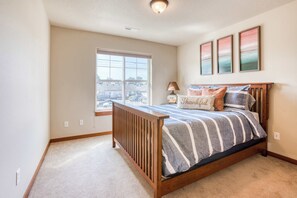 3 bedrooms, iron/ironing board, WiFi, bed sheets - Modern Seaside townhome with easy beach access, firepit, fireplace, washer&dryer (Seaside)