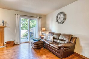 TV, fireplace, DVD player, offices - Modern Seaside townhome with easy beach access, firepit, fireplace, washer&dryer (Seaside)