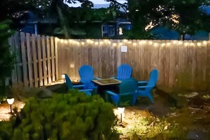 Outdoor dining - Modern Seaside townhome with easy beach access, firepit, fireplace, washer&dryer (Seaside)