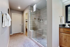 Shower, hair dryer, towels, shampoo - Charming home with private hot tub, shared pool, & SHARC access (Sunriver)
