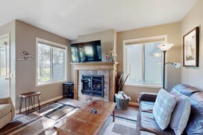 TV, fireplace, DVD player, offices - Charming home with private hot tub, shared pool, & SHARC access (Sunriver)