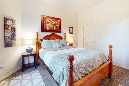 Upstairs Apartment with River Views, Free WiFi, A/C, & Beach Nearby