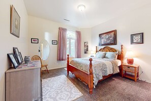 1 bedroom, WiFi, bed sheets - Upstairs Apartment with River Views, Free WiFi, AC, & Beach Nearby (Florence)