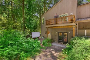 Exterior - The Burrow - Your Forest Refuge by the Sandy River (Rhododendron)