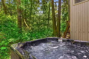Outdoor spa tub - The Burrow - Your Forest Refuge by the Sandy River (Rhododendron)