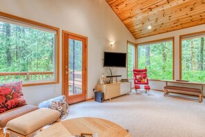 TV, fireplace, DVD player, offices - The Burrow - Your Forest Refuge by the Sandy River (Rhododendron)
