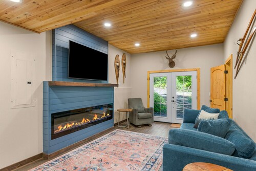The Burrow - Your Forest Refuge by the Sandy River