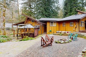 Terrace/patio - Dog-friendly cabin with deck, hot tub & firepit - walk to Sandy River (Rhododendron)