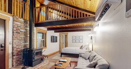 Dog-friendly cabin with deck, hot tub & firepit - walk to Sandy River
