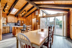 Dining - Updated Dog-Friendly House with Private Hot Tub - 1/2 Block from Beach (Seaside)