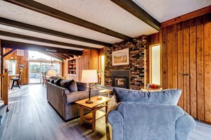 TV, fireplace, DVD player, stereo - Updated Dog-Friendly House with Private Hot Tub - 1/2 Block from Beach (Seaside)