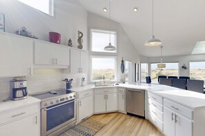 Fridge, microwave, oven, stovetop - Waterfront Home withPrivate Hot Tub, Ping-Pong, Free WiFi, & washer&dryer (Waldport)
