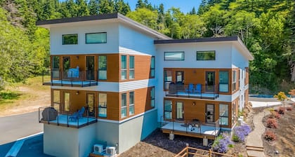 Dog-friendly home near the ocean with fireplaces, grill, balcony & deck