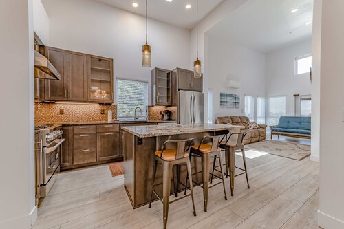 Dog-friendly home near the ocean with fireplaces, grill, balcony & deck