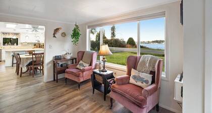 Dog-friendly home with Siuslaw River views, fireplace & WiFi - near beach & town