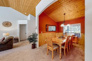 Interior - Modern home with washer/dryer, central AC, fireplace & deck (Sunriver)
