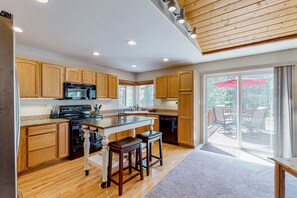 Fridge, microwave, oven, stovetop - Modern home with washer/dryer, central AC, fireplace & deck (Sunriver)