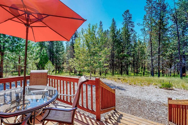 Outdoor dining - Modern home with washer/dryer, central AC, fireplace & deck (Sunriver)