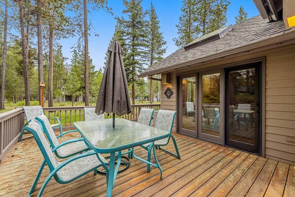 Outdoor dining - Soothing home with hot tub, pool, tennis court, gas grill, deck, & full kitchen (Sunriver)