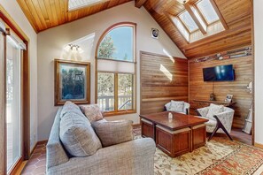TV, fireplace, DVD player, offices - Soothing home with hot tub, pool, tennis court, gas grill, deck, & full kitchen (Sunriver)