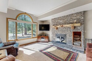 Interior - Soothing home with hot tub, pool, tennis court, gas grill, deck, & full kitchen (Sunriver)