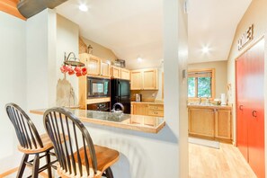 Fridge, microwave, oven, stovetop - Beautiful & dog-friendly condo with shared pool/hot tub, central AC & fireplace (Sunriver)
