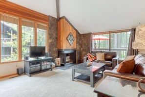 TV, fireplace, video games - Beautiful & dog-friendly condo with shared pool/hot tub, central AC & fireplace (Sunriver)