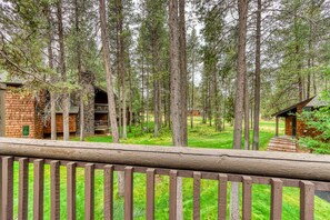Property grounds - Beautiful & dog-friendly condo with shared pool/hot tub, central AC & fireplace (Sunriver)