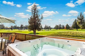 Outdoor spa tub - Course-front townhome with hot tub, shared pool, & golf - dog-friendly (Eagle Crest)