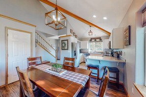 Dining - Course-front townhome with hot tub, shared pool, & golf - dog-friendly (Eagle Crest)