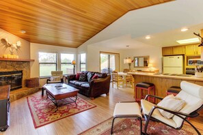 TV, fireplace, DVD player - Updated Townhome with Golf Course Views & Private Hot Tub, 8 SHARC Passes (Sunriver)