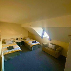 3 chambres, fer et planche à repasser, Wi-Fi, draps fournis