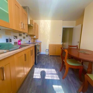 Microwave, oven, stovetop - 3 Bedroom Duplex - Rudgrave 31 (Wallasey)