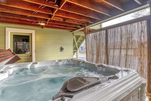 Spacious downtown craftsman with private hot tub, & river views