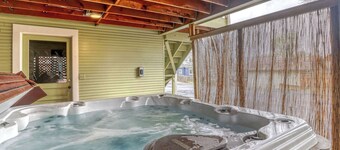 Spacious downtown craftsman with private hot tub, & river views