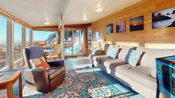 Un salón amplio con un sofá, un sillón y una televisión.