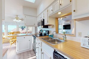 Fridge, microwave, oven, stovetop - Ocean view retreat with nautical interior, grill, games, & AC (Brookings)