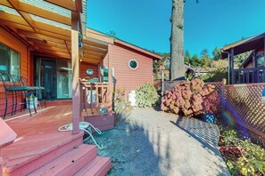 Terrace/patio - Ocean view retreat with nautical interior, grill, games, & AC (Brookings)