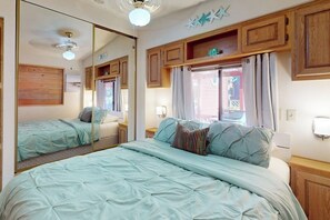 2 bedrooms, WiFi, bed sheets - Ocean view retreat with nautical interior, grill, games, & AC (Brookings)