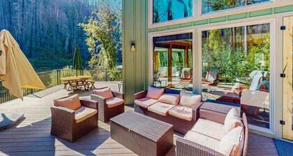 Fully rebuilt riverfront home with deck, fireplace, & W/D - dog-friendly