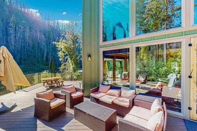 Fully rebuilt riverfront home with deck, fireplace, & W&D - dog-friendly