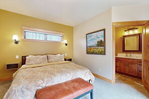 4 habitaciones, tabla de planchar con plancha, wifi y ropa de cama 