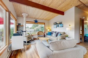 TV, DVD player, offices - 2-story dog-friendly, private hot tub, deck, gas grill, wood stove, ocean view, level 2 EV charger (Manzanita)