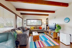 TV, DVD player, offices - 2-story dog-friendly, private hot tub, deck, gas grill, wood stove, ocean view, level 2 EV charger (Manzanita)