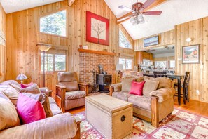 TV, fireplace, DVD player, offices - Modern, cozy, dog-friendly mountain retreat in central location (Rhododendron)
