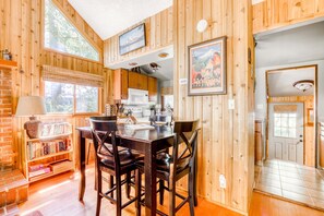 Dining - Modern, cozy, dog-friendly mountain retreat in central location (Rhododendron)