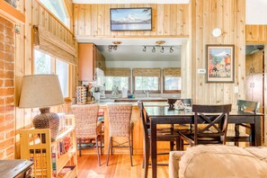 Interior - Modern, cozy, dog-friendly mountain retreat in central location (Rhododendron)