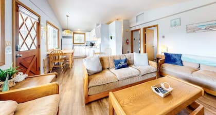 Dog-friendly home one block from the beach with deck & washer/dryer