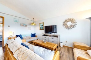 TV, DVD player, offices - Dog-friendly home one block from the beach with deck & washer/dryer (Manzanita)