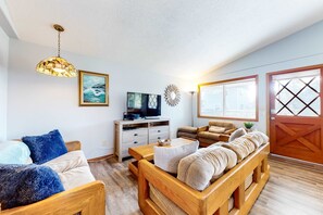 TV, DVD player, offices - Dog-friendly home one block from the beach with deck & washer/dryer (Manzanita)